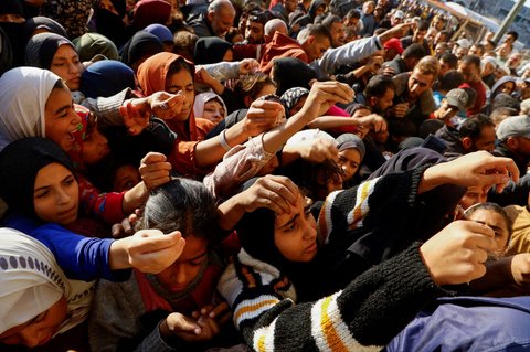 FOTO: Potret Pilu Ribuan Orang Kelaparan Berdesakan Antre Roti di Jalur Gaza