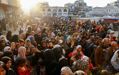 FOTO: Potret Pilu Ribuan Orang Kelaparan Berdesakan Antre Roti di Jalur Gaza