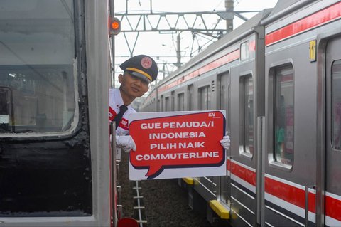 FOTO: Semarak KAI Commuter Peringati Hari Sumpah Pemuda Bareng Penumpang KRL