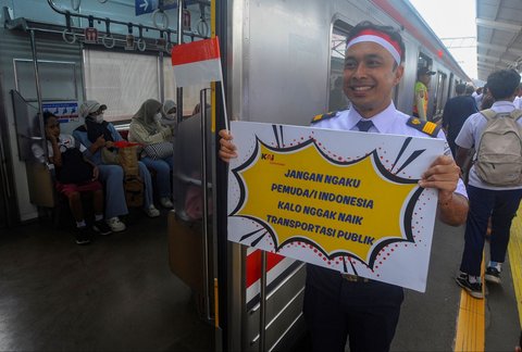 FOTO: Semarak KAI Commuter Peringati Hari Sumpah Pemuda Bareng Penumpang KRL