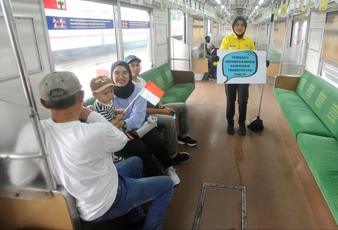 FOTO: Semarak KAI Commuter Peringati Hari Sumpah Pemuda Bareng Penumpang KRL