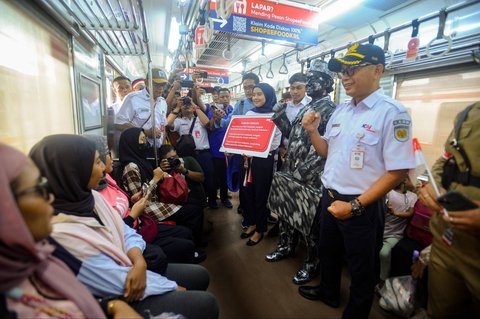 FOTO: Semarak KAI Commuter Peringati Hari Sumpah Pemuda Bareng Penumpang KRL