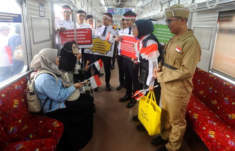 FOTO: Semarak KAI Commuter Peringati Hari Sumpah Pemuda Bareng Penumpang KRL