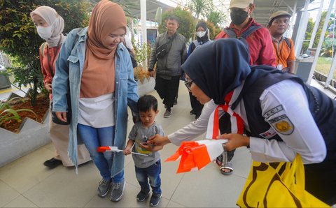 FOTO: Semarak KAI Commuter Peringati Hari Sumpah Pemuda Bareng Penumpang KRL