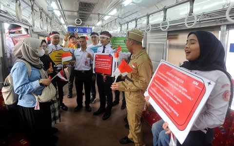 FOTO: Semarak KAI Commuter Peringati Hari Sumpah Pemuda Bareng Penumpang KRL