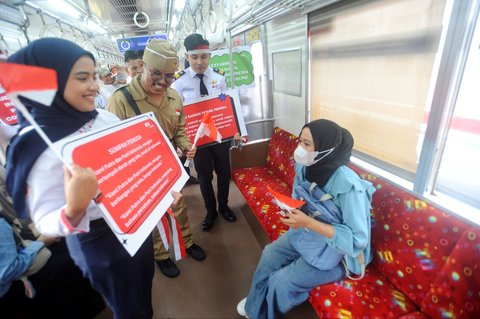 FOTO: Semarak KAI Commuter Peringati Hari Sumpah Pemuda Bareng Penumpang KRL