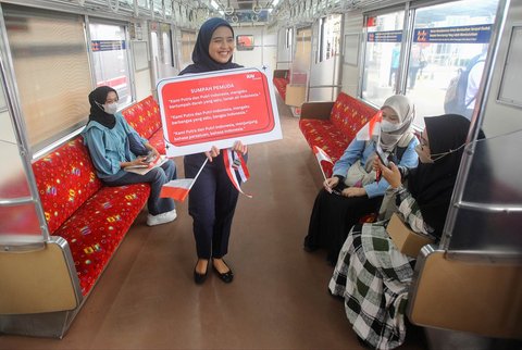 FOTO: Semarak KAI Commuter Peringati Hari Sumpah Pemuda Bareng Penumpang KRL