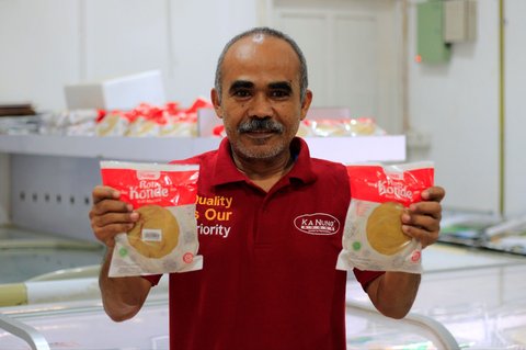 Pemilik Ka Nung Bogor, Cholid Askar menunjukkan produk roti konde yang siap dipasarkan.