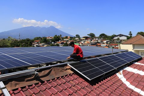 PT PLN mendukung penuh upaya pemerintah dalam transisi energi melalui PLTS Atap.