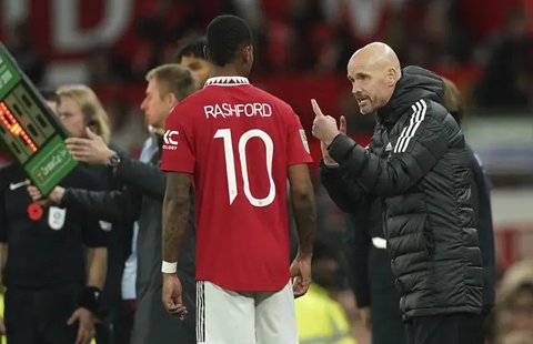 Pelatih Manchester United, Erik ten Hag memberi aplaus kepada para suporter jelang dimulainya laga tunda pekan ke-34 Liga Inggris 2023/2024 menghadapi Newcastle United di Old Trafford Stadium