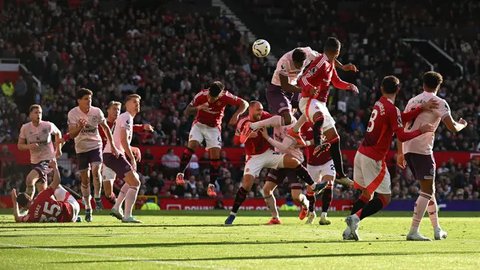 Pelatih Manchester United, Erik ten Hag memberi aplaus kepada para suporter jelang dimulainya laga tunda pekan ke-34 Liga Inggris 2023/2024 menghadapi Newcastle United di Old Trafford Stadium