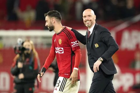 Pelatih Manchester United, Erik ten Hag memberi aplaus kepada para suporter jelang dimulainya laga tunda pekan ke-34 Liga Inggris 2023/2024 menghadapi Newcastle United di Old Trafford Stadium