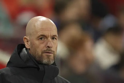 Pelatih Manchester United, Erik ten Hag memberi aplaus kepada para suporter jelang dimulainya laga tunda pekan ke-34 Liga Inggris 2023/2024 menghadapi Newcastle United di Old Trafford Stadium