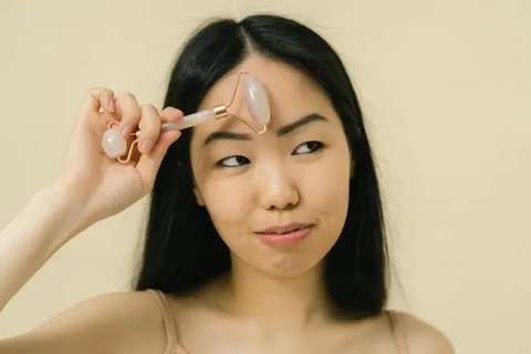 Cara Menggunakan Gua Sha untuk Hasil Maksimal | copyright pexels.com/SHVETS production