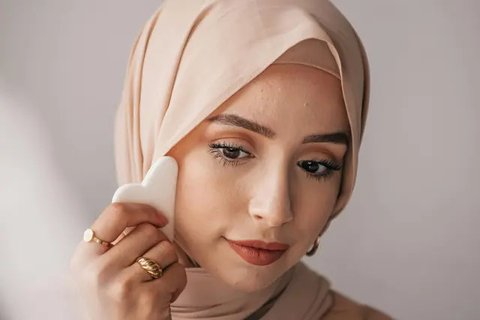 Cara Menggunakan Gua Sha untuk Hasil Maksimal | copyright pexels.com/SHVETS production