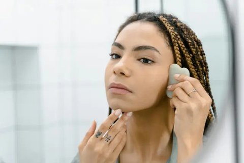 Cara Menggunakan Gua Sha untuk Hasil Maksimal | copyright pexels.com/SHVETS production