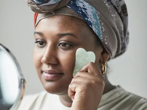 Cara Menggunakan Gua Sha untuk Hasil Maksimal | copyright pexels.com/SHVETS production