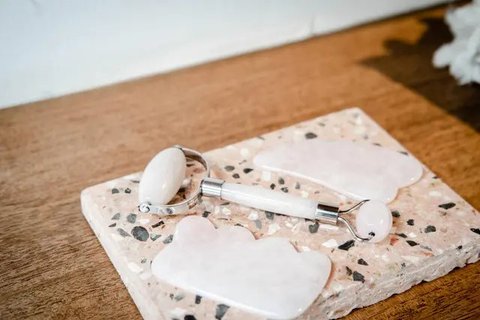 Cara Menggunakan Gua Sha untuk Hasil Maksimal | copyright pexels.com/SHVETS production