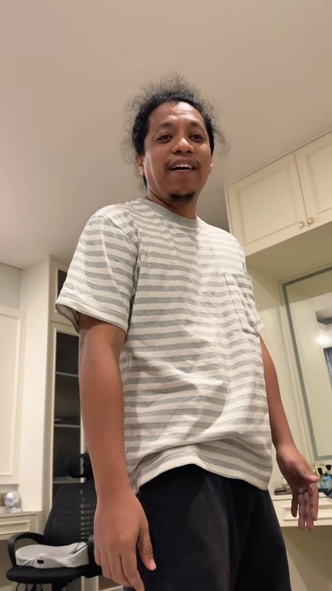 Arie Kriting tiba-tiba saja minta ditemani Indah Permatasari makan malam pecel ayam di warung tenda. Sang komika tak mau pesan antar biar lebih seru.