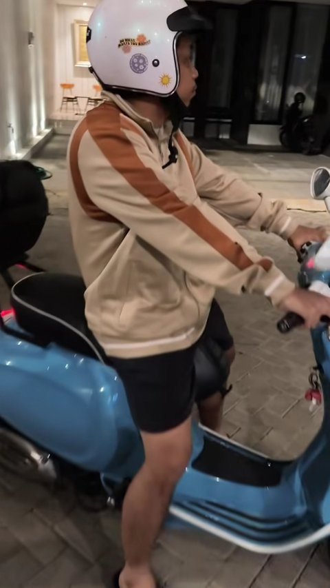 Pasangan suami istri ini berangkat naik vespa, berboncengan mesra sambil menikmati suasana malam serasa pasangan kekasih yang dimabuk asmara.