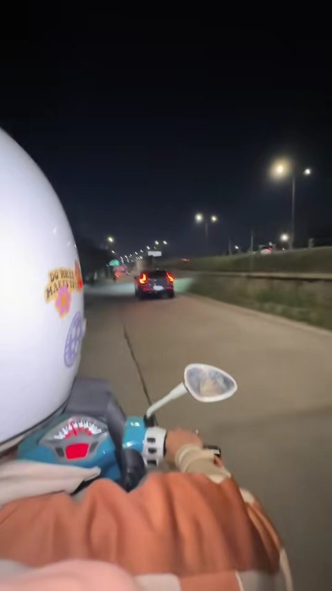 "Malam-malam keluar naik motor buat makan pecel ayam. Nikmat banget, Alhamdulillah," ungkap Indah Permatasari.