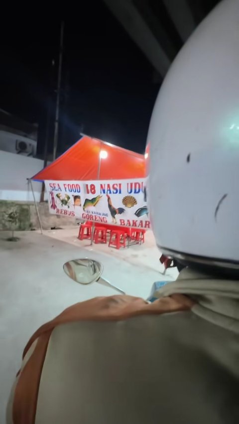 "Terima kasih Nona sudah mau temani saya cari makan di luar," tulis Arie Kriting di kolom komentar postingan sang istri.