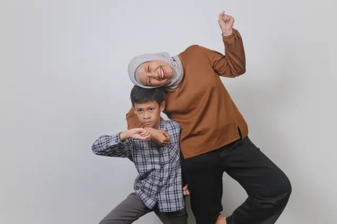 Selain dampak psikologis, orangtua bekerja memiliki dampak positif dan negatif lain yang mungkin dirasakan oleh anak. (Foto: Pexels.com/Ketut Subiyanto)