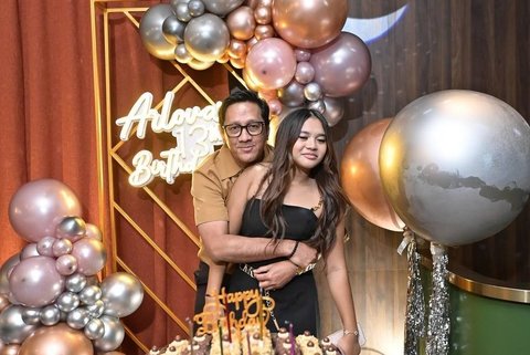 7 Potret Manis Ulang Tahun Arlova, Anak Gadis Andre Taulany yang Malu-Malu Saat Dipeluk Sang Ayah<br>