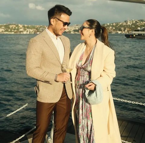 Penampilan Jessica Mila dan Yakup Hasibuan kondangan ke Turki. (sumber: Instagram/jscmila)