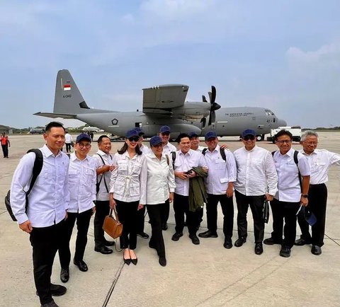 Kali ini, gayanya begitu chic dalam balutan kemeja safari beraksen kantong disertai dengan tas kulit yang dikenakannya. [Foto: Instagram/ Widi Wardhana]
