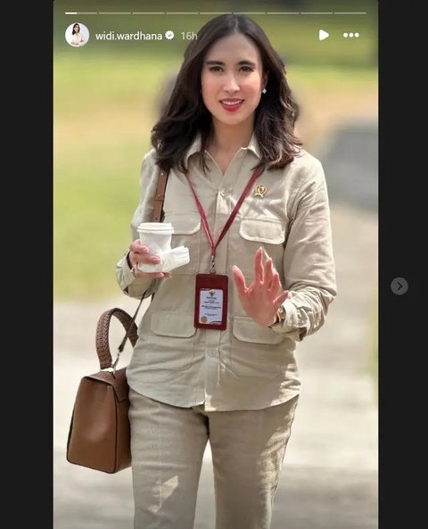 Kali ini, gayanya begitu chic dalam balutan kemeja safari beraksen kantong disertai dengan tas kulit yang dikenakannya. [Foto: Instagram/ Widi Wardhana]