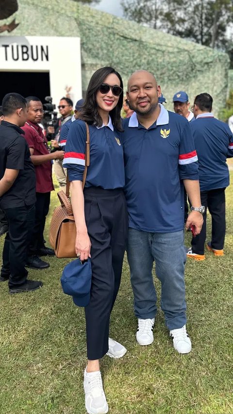 Kali ini, gayanya begitu chic dalam balutan kemeja safari beraksen kantong disertai dengan tas kulit yang dikenakannya. [Foto: Instagram/ Widi Wardhana]