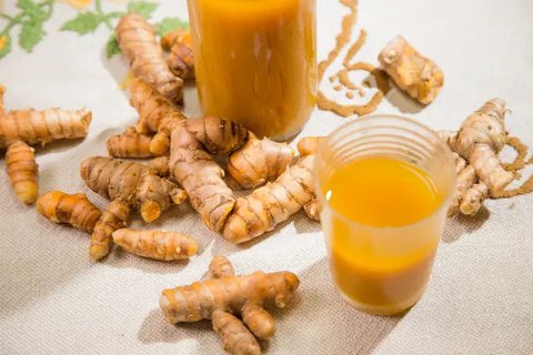Cara Mudah Turunkan Kolesterol Tinggi dengan Minuman Jamu Kunyit Rumahan (Shutterstock)