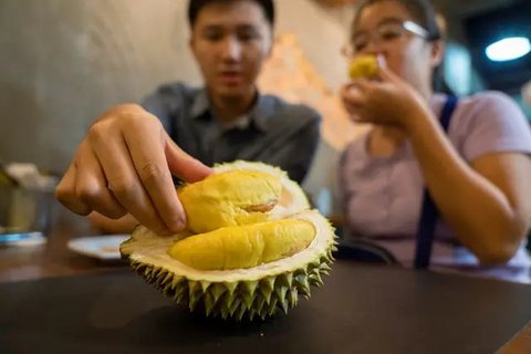 Buah durian terlihat di kafe Mao Shan Wang di Singapura (26/1). Restoran yang menyediakan beragam aneka rasa durian ini telah menarik banyak pengunjung untuk datang mencicipi buah durian d