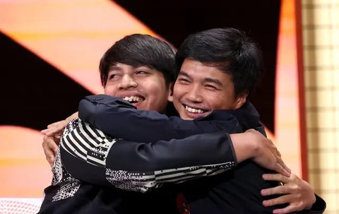 Tim Indonesia yang diwakili Ichsan Rahmat Taufiq sebagai manajer dan Budi Muhamad Manar Hidayat selaku asisten foto bersama legenda Chelsea, John Terry, setelah menjuarai FIFAe World Cup 2024