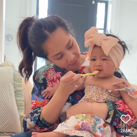 Potret Baby Lily Pakai Baju ala Rosalinda, Heboh Disebut Akting Pas Disuapi Makan Pisang sama Nagita Slavina