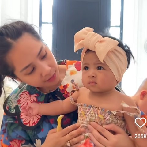 Potret Baby Lily Pakai Baju ala Rosalinda, Heboh Disebut Akting Pas Disuapi Makan Pisang sama Nagita Slavina