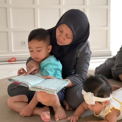 Potret Rayyanza Belajar Ngaji Bareng Sus Rini, Netizen Malah Salfok sama Baby Lily