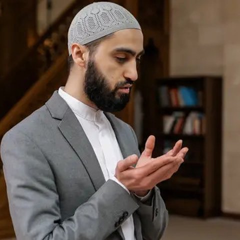 Ilustrasi muslim, berdoa. (Foto oleh Alena Darmel: https://www.pexels.com/id-id/foto/pria-abu-abu-budaya-berdoa-8164575/)