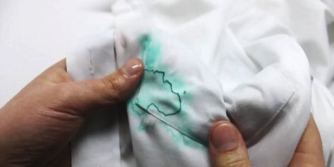 Ilustrasi noda kunyit di baju.