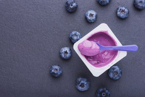 Ilustrasi Yoghurt dengan Pemanis / Shutterstock by Morinka