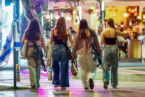 FOTO: Potret Wanita Israel Bawa Senapan Serbu Saat Jalan-Jalan, Ketakutan?