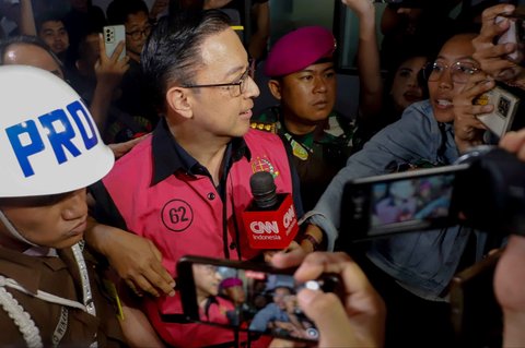 FOTO: Ekspresi Tom Lembong Jadi Tersangka Kasus Korupsi, Pakai Rompi Tahanan hingga Tangan Diborgol