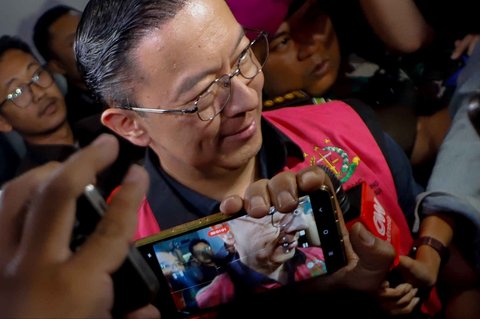 FOTO: Ekspresi Tom Lembong Jadi Tersangka Kasus Korupsi, Pakai Rompi Tahanan hingga Tangan Diborgol