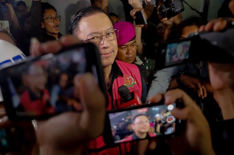 FOTO: Ekspresi Tom Lembong Jadi Tersangka Kasus Korupsi, Pakai Rompi Tahanan hingga Tangan Diborgol