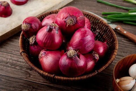 Ilustrasi mengiris bawang merah. (dok. unsplash.com/Asnida Riani)