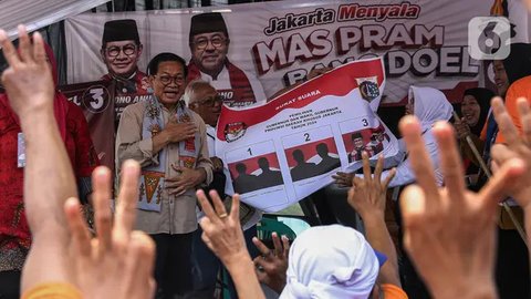 Calon Gubernur DKI Jakarta nomor urut tiga, Pramono Anung berkampanye sekaligus menyapa warga di kawasan Kebayoran Lama, Jakarta Selatan, Selasa (29/10/2024). (Liputan6.com/Angga Yuniar)