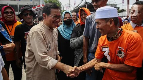 Dalam kesempatan tersebut, Pramono Anung berdiskusi dan menyerap aspirasi dari para warga dan pedagang sekitar terkait permasalahan lingkungan, jalan yang semrawut, banyaknya pengendara yang melanggar lalu lintas serta penataan tata letak pedagang. (Liputan6.com/Angga Yuniar)