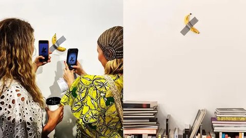 Orang-orang memotret "Komedian" Maurizio Cattelan yang dipersembahkan Perrotin Gallery dan dipajang di Art Basel Miami 2019 di Miami Beach Convention Center pada 6 Desember 2019 di Mi