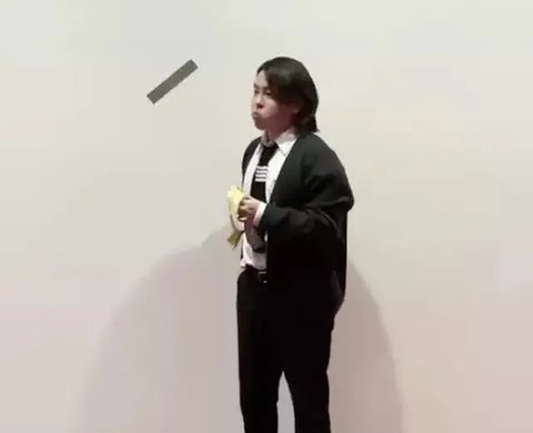 Orang-orang memotret "Komedian" Maurizio Cattelan yang dipersembahkan Perrotin Gallery dan dipajang di Art Basel Miami 2019 di Miami Beach Convention Center pada 6 Desember 2019 di Mi